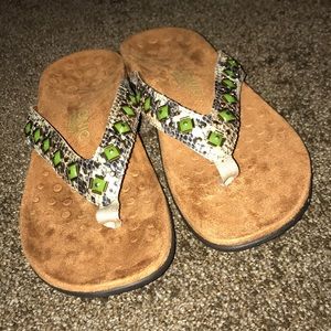 Cushioned beige sandals w/ green & gold bead strap